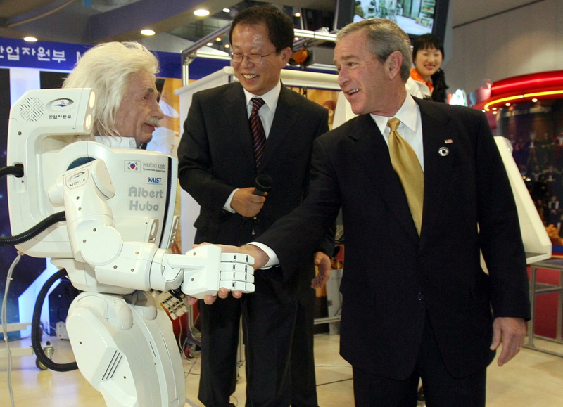 Illustration for article titled Politicians Shaking Hands With Robots, Ranked
